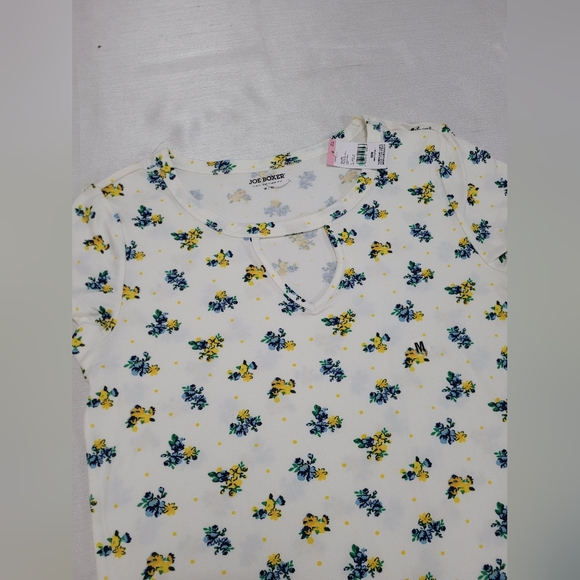 Juniors' Cut-Out Tee, Short Sleeve, White with Daisy Floral Design, JoeBoxer - Picture 2 of 8